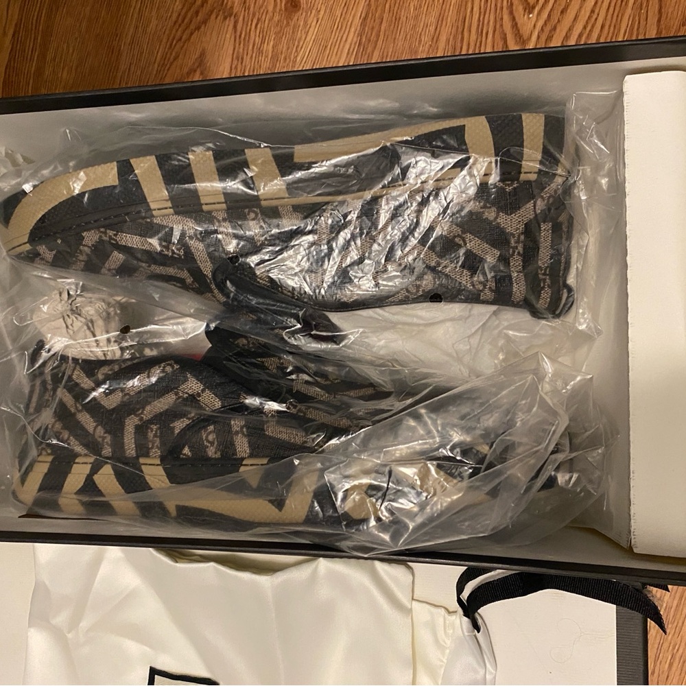Authentic Gucci Men's Black and Tan Patterned Loafers - Picture 3 of 5